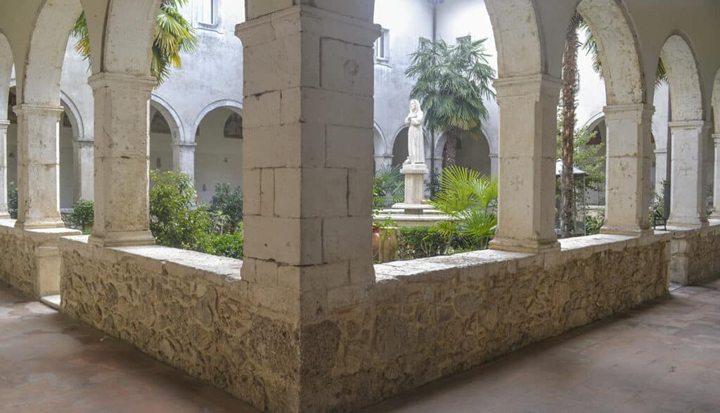 Chiostro del convento francescano